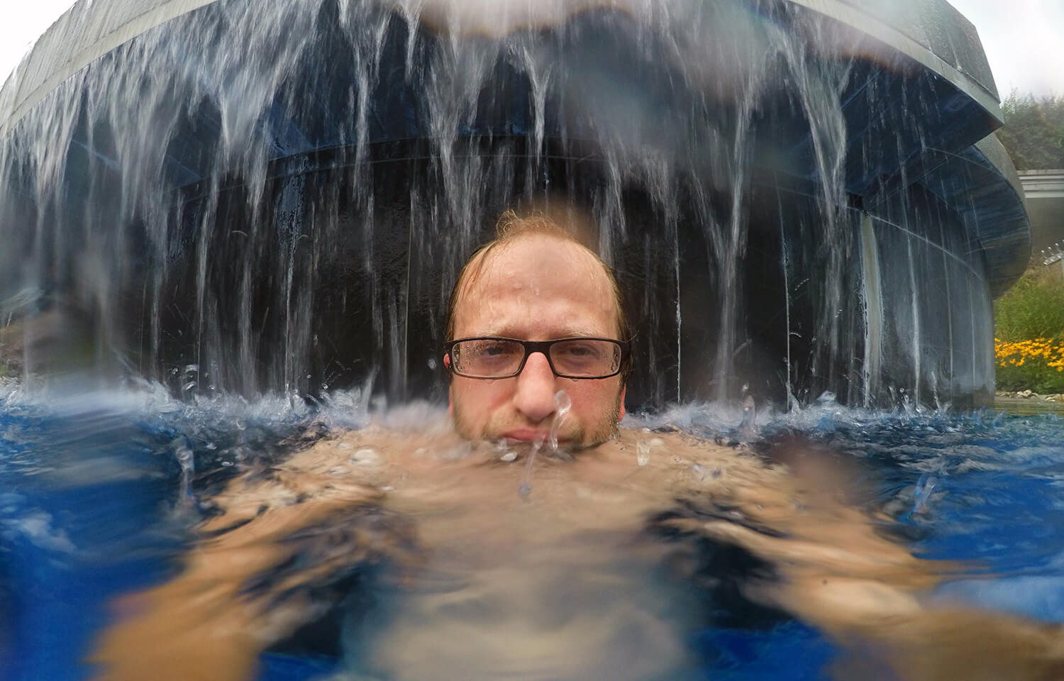 Ja, das Wasser des Bergsees in der Sauna World ist kalt...