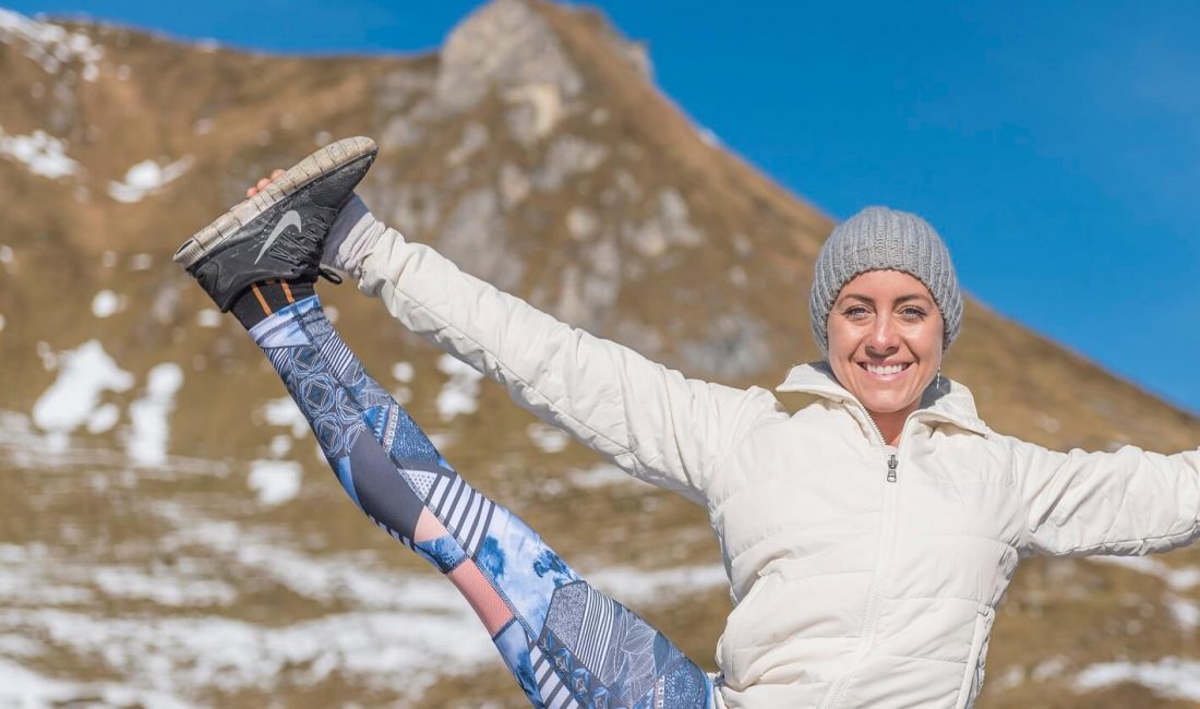 Yoga Dame am Berg