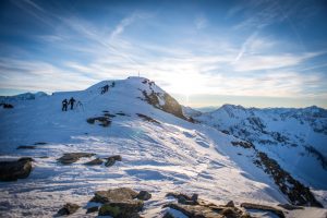Schneebedeckte Gipfel im Gasteinertal mit Sonnenschein