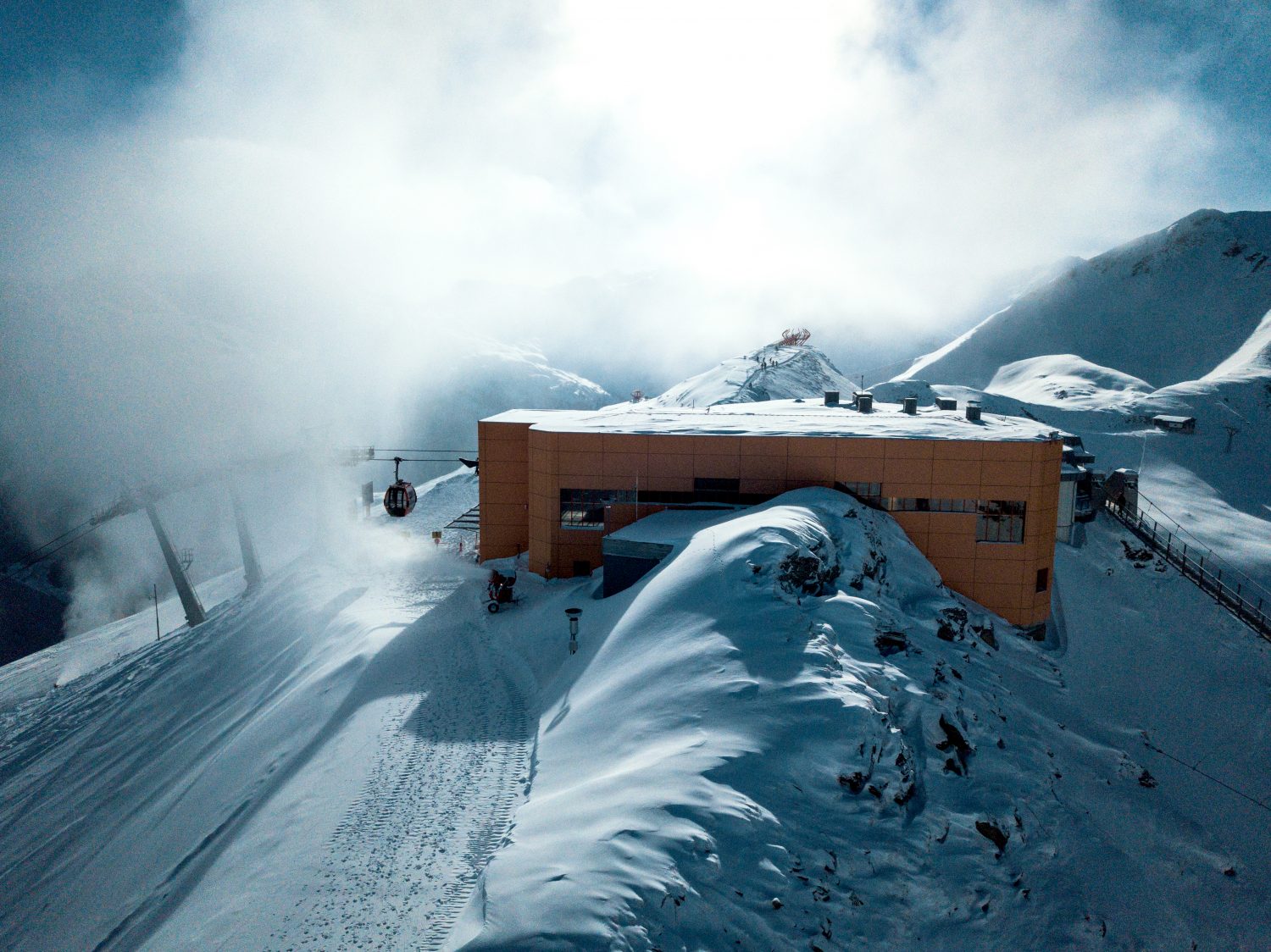 Luftaufnahme der Bergstation der Stubnerkogelbahn. 