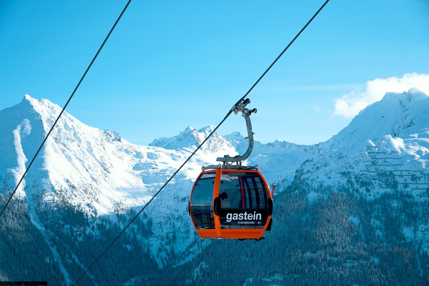 Die Stubnerkogelbahn vor der Kulisse der Gasteiner Bergwelt. 