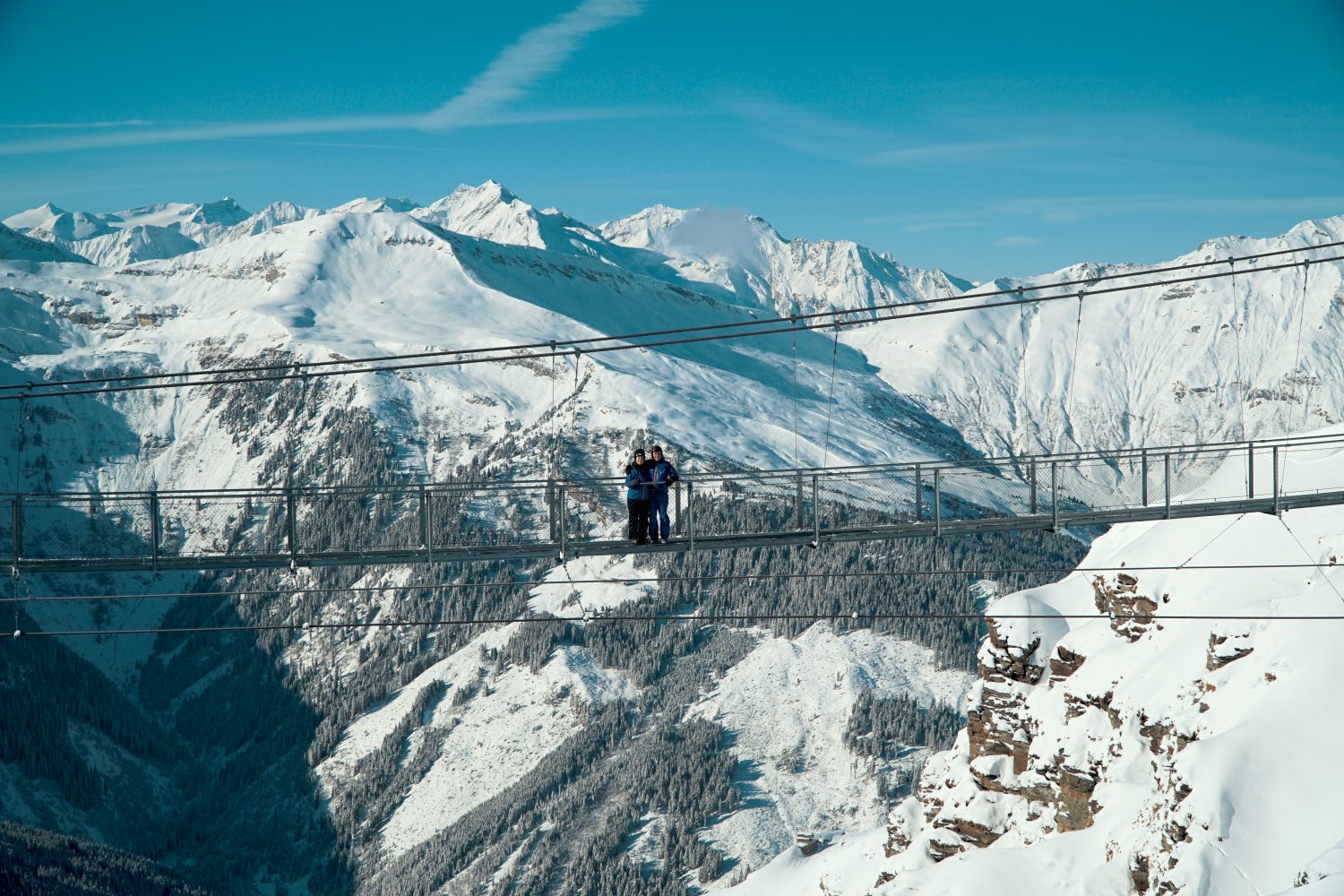 Ein Pärchen steht auf der Hängebrücke am Stubnerkogel.