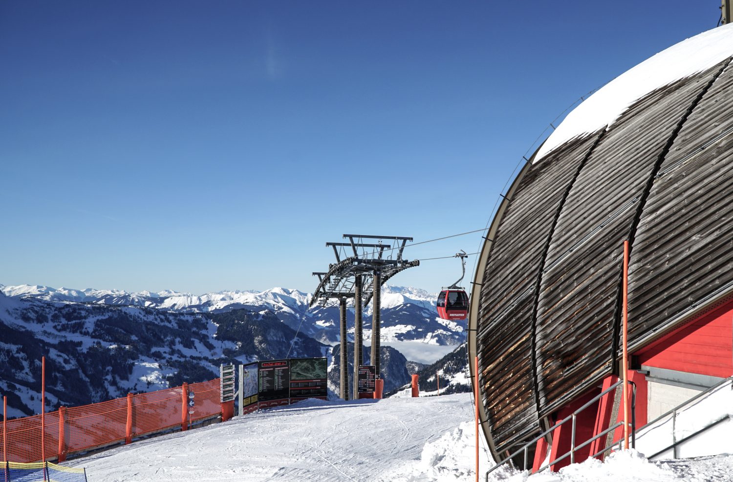 Blick auf die winterliche Bergstation der Dorfgasteiner Fulseckbahn