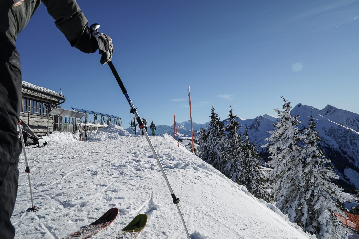 Skifahrer macht sich für die nächste Abfahrt im Skigebiet Dorfgastein bereit