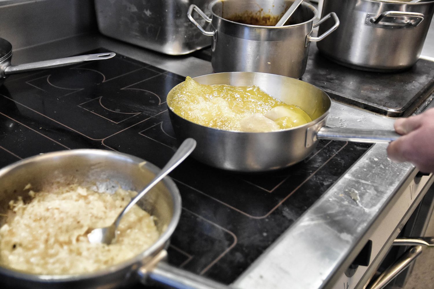 Gasteiner Fleischkrapfen bei der Zubereitung am Herd