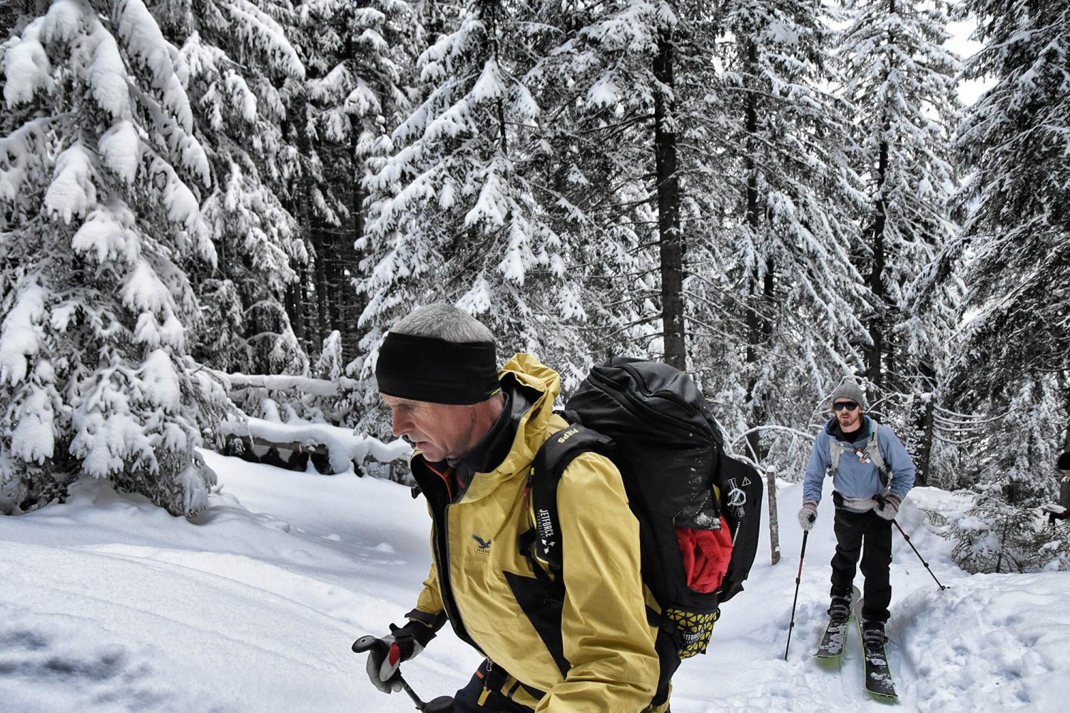 Skitourengeher im Wald beim Aufstieg im Gasteinertal