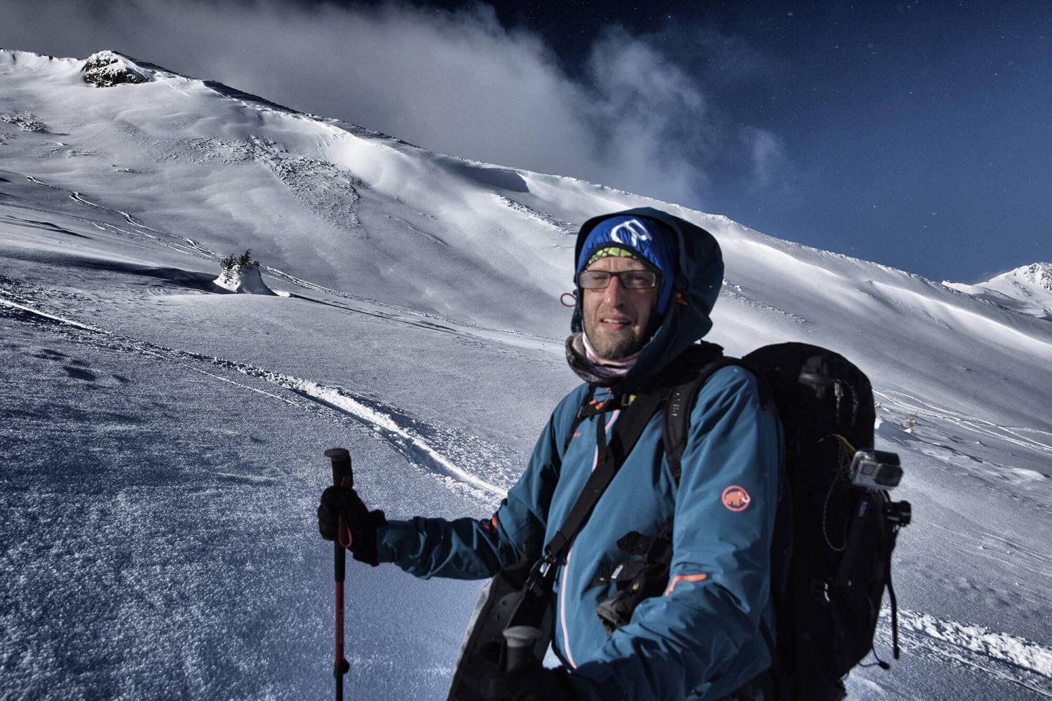 Mann bei einer Skitour am Weg zum Kalkbretterkopf