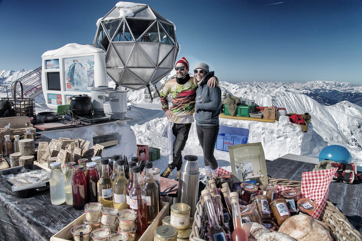 Blick auf die regionalen Köstlichkeiten und Bergstation beim Höchster Bauernmarkt Sportgastein