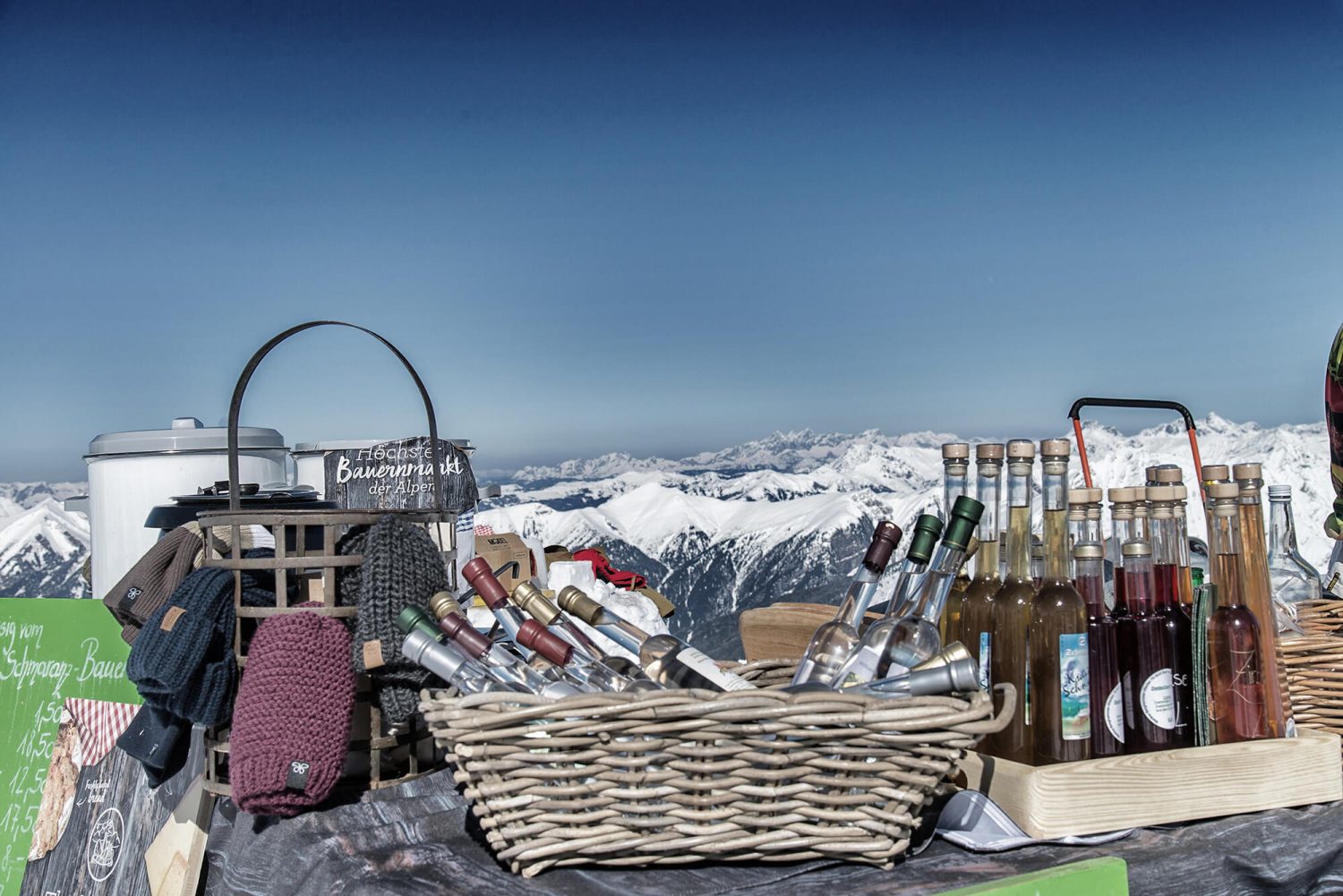 Regionale Köstlichkeiten wie Schnaps, Speck oder Käse beim Höchster Bauernmarkt Sportgastein