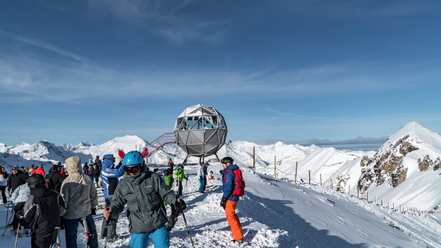 Wintersportler am Gipfel in Sportgastein. 