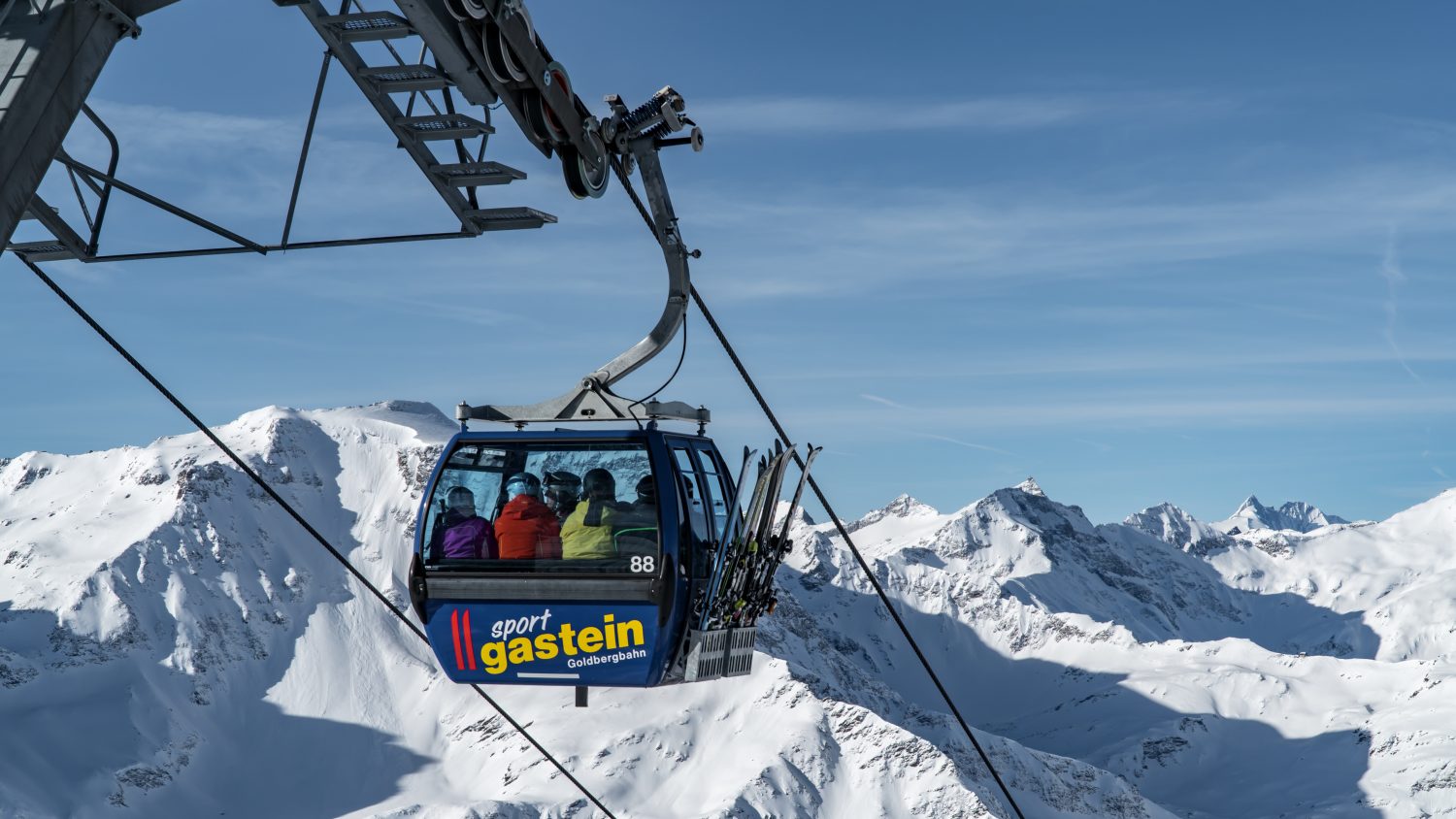 Eine blaue Gondel der Goldbergbahn in Sportgastein. 