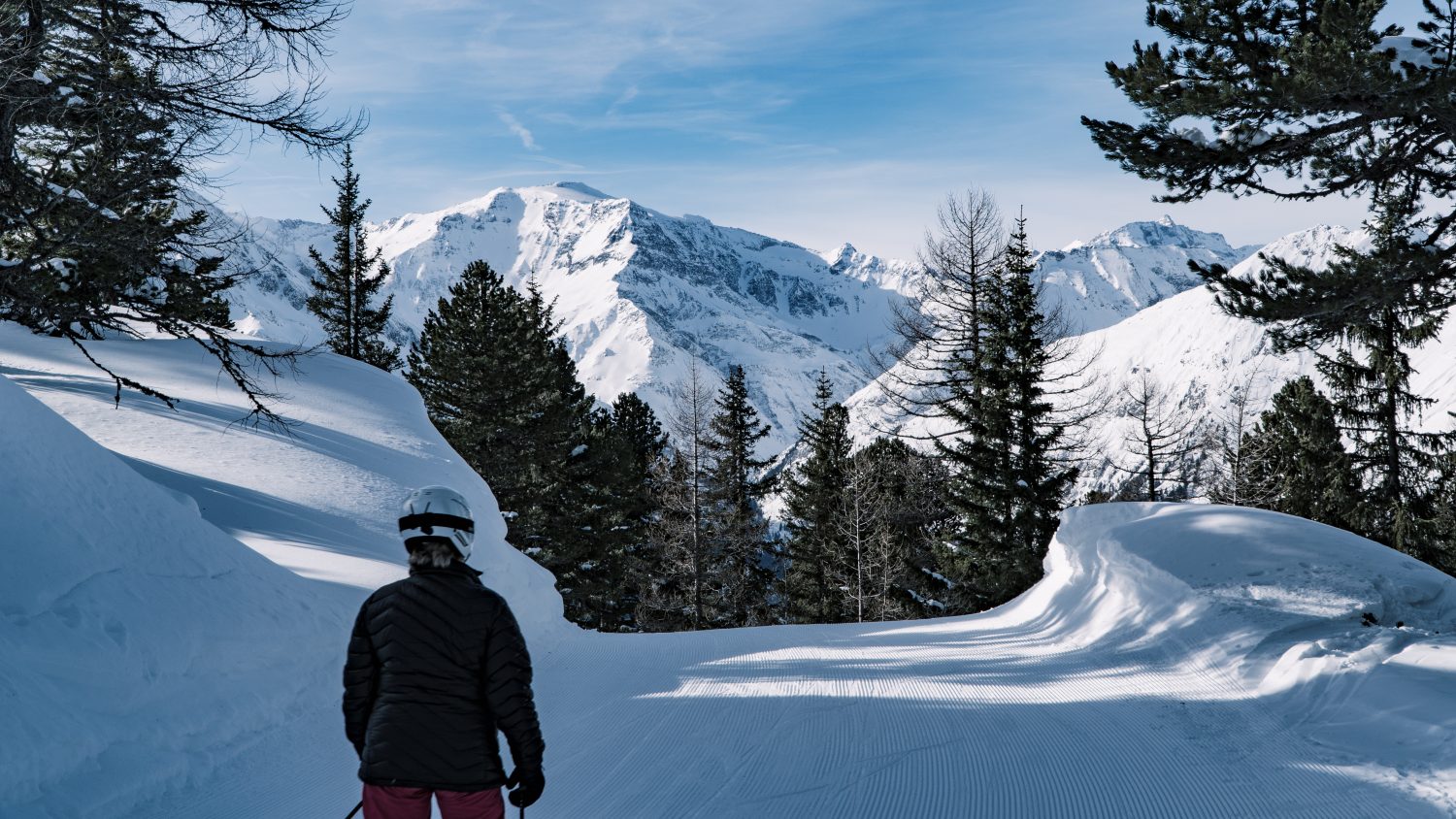 Skifahrer am Graukogel vor der Bergwelt Gasteins