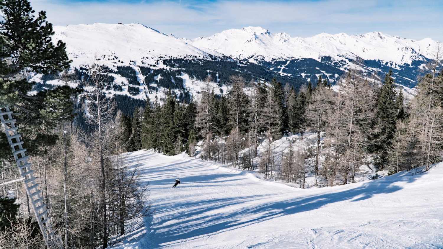 Breite, sonnige Piste am Graukogel mit einem Skifahrer