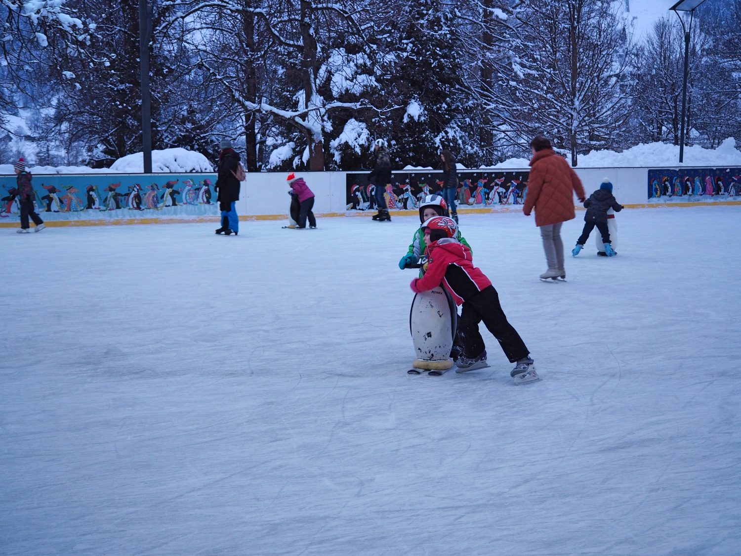 Eislaufen in Gastein, Kinder mit Eislaufpinguin beim Üben