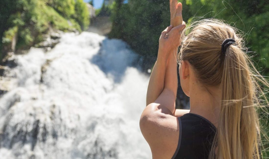 Yoga Dame am Wasserfall in Bad Gastein