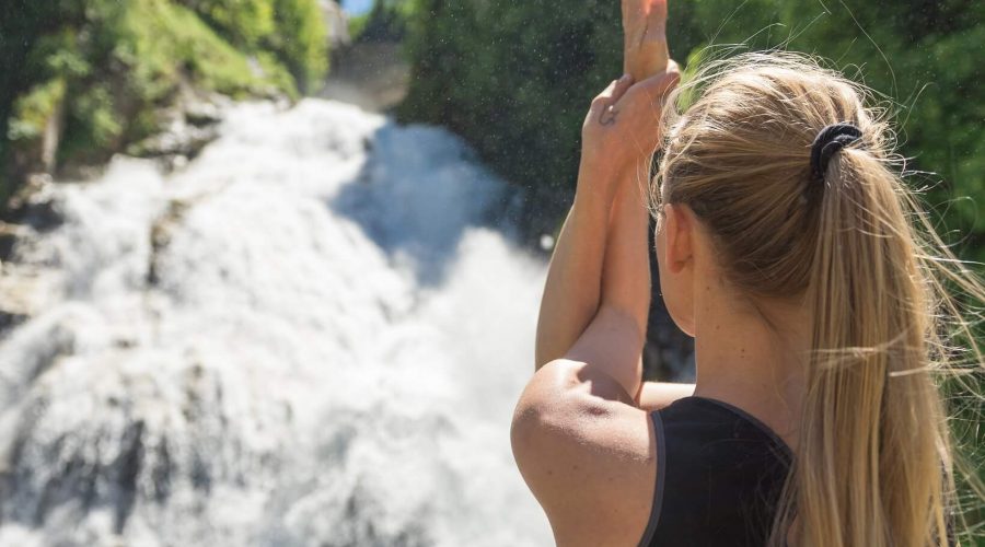 Yoga Dame am Wasserfall in Bad Gastein