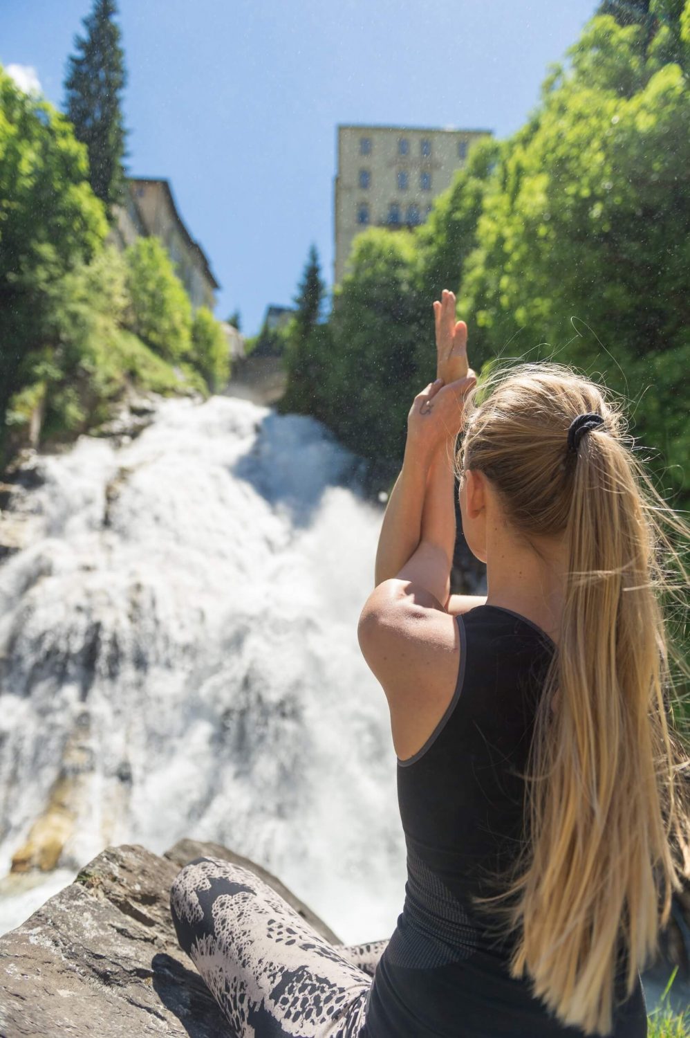 Yoga Dame am Wasserfall in Bad Gastein