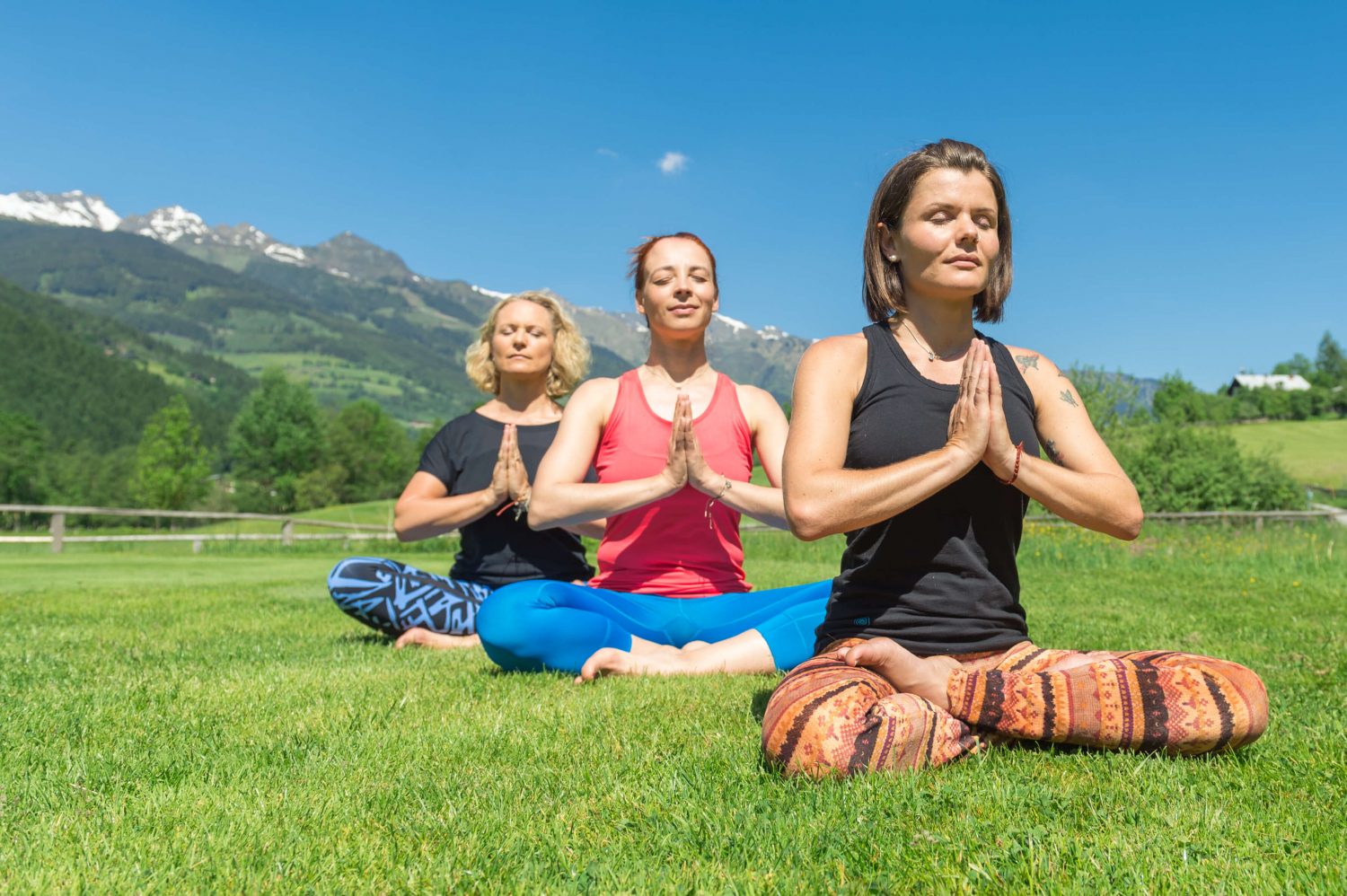 Yoga Damen vor Gasteiner Bergkulisse