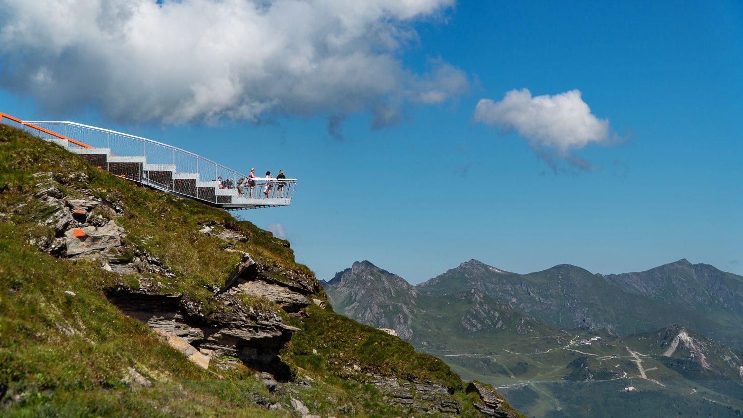 Seitlicher Blick auf die Plattform Talblick am Stubnerkogel in Gastein