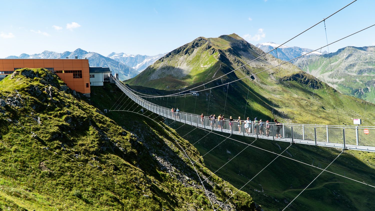 Viele Wanderer überqueren die Hängebrücke am Stubnerkogel in Gastein