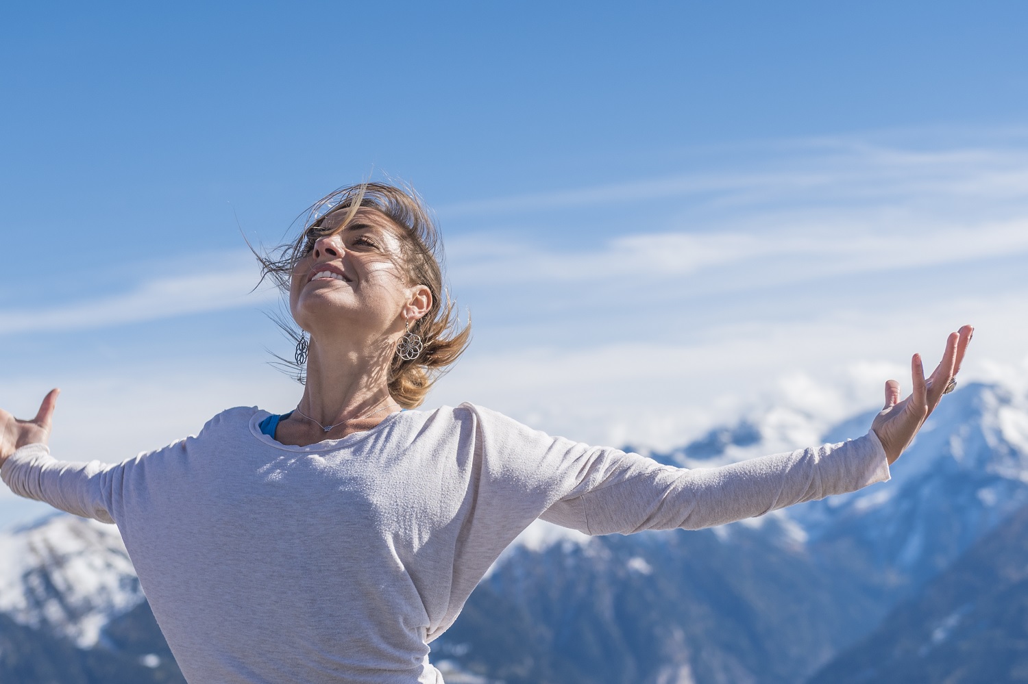 Frau breitet die Arme aus beim Yogaherbst