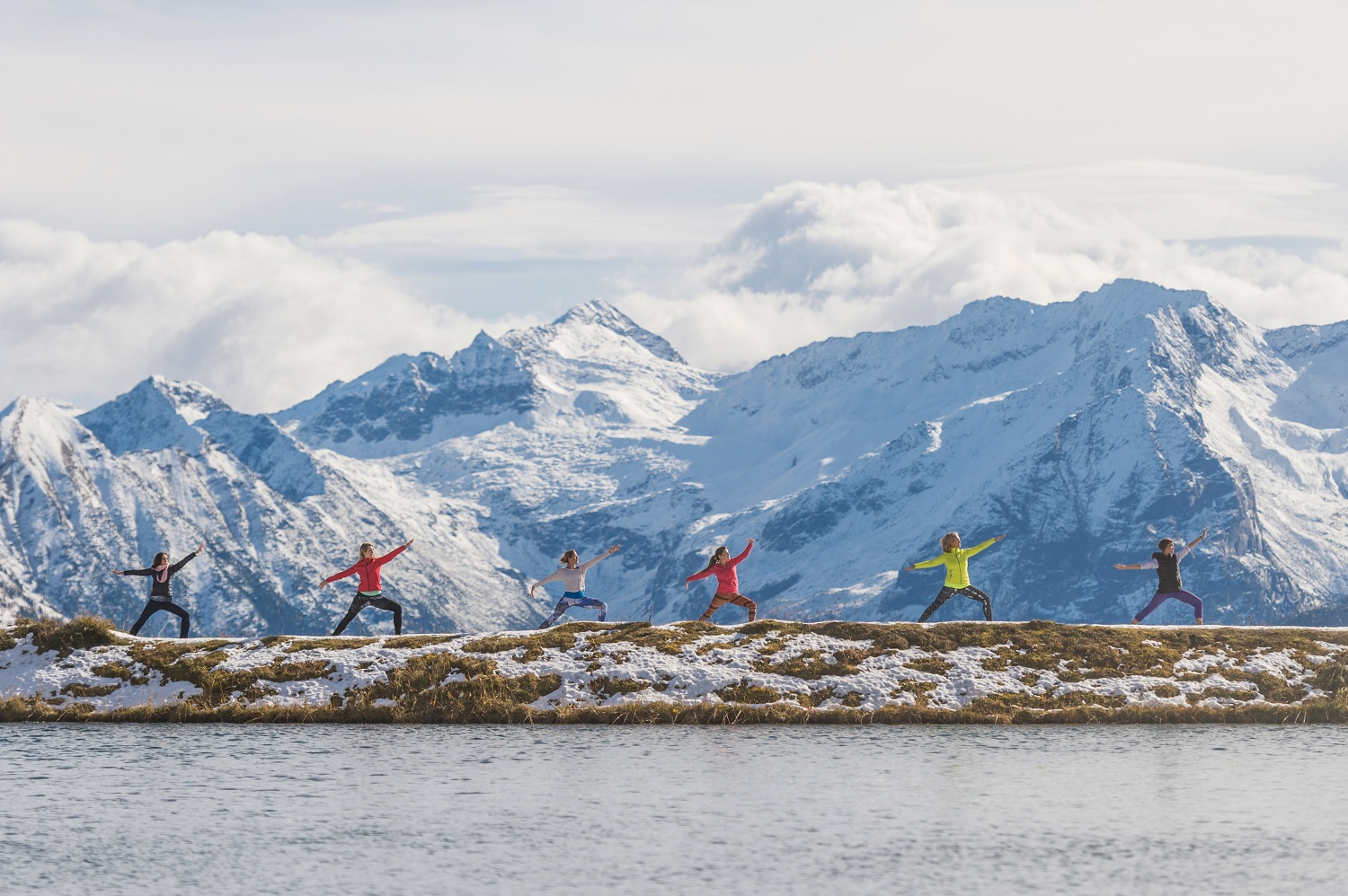 Yogaposen vor den Bergen Gasteins