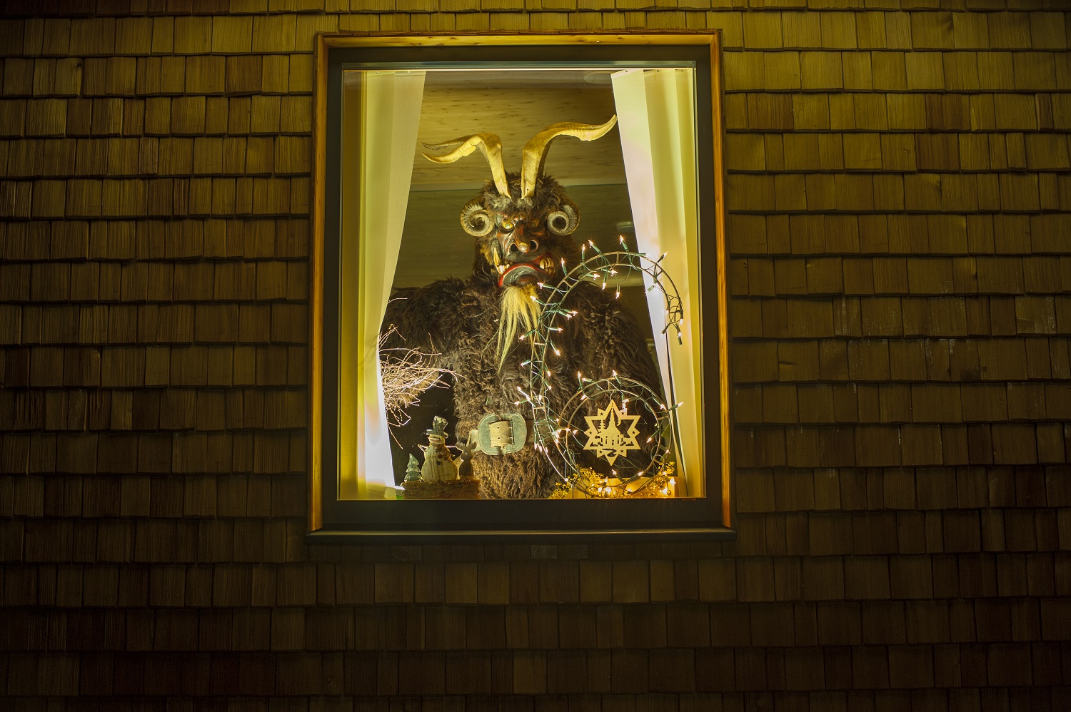 ein Krampus im Fenster