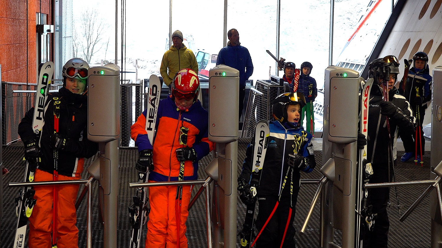 Kinder am Eingang der Talstation