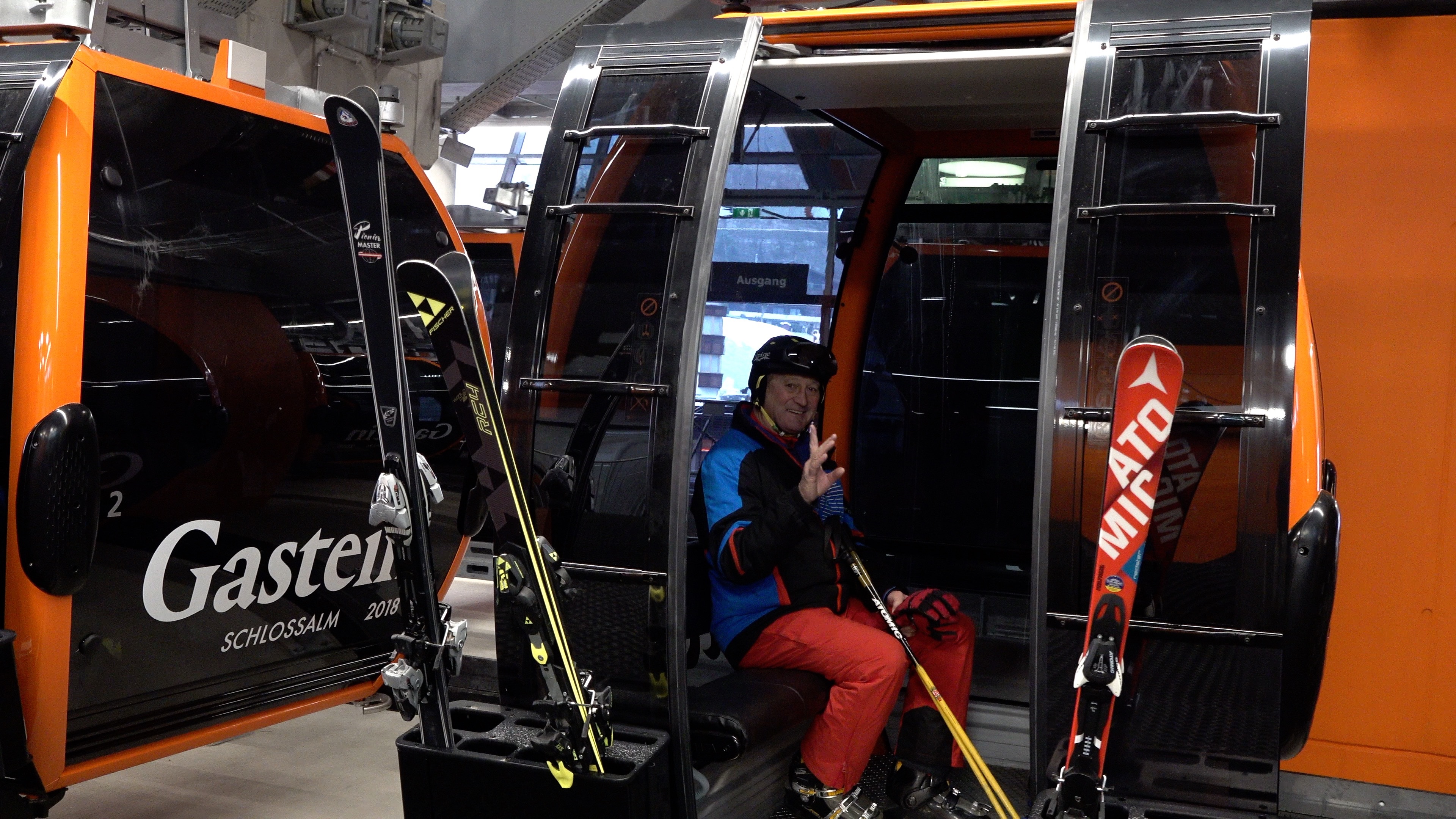 ein Skifahrer in der Gondel