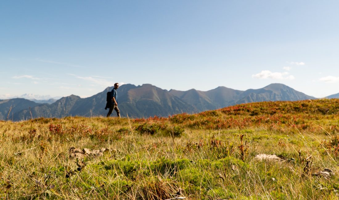 Wanderer vor herrlichem Bergpanorama am Gastein Trail