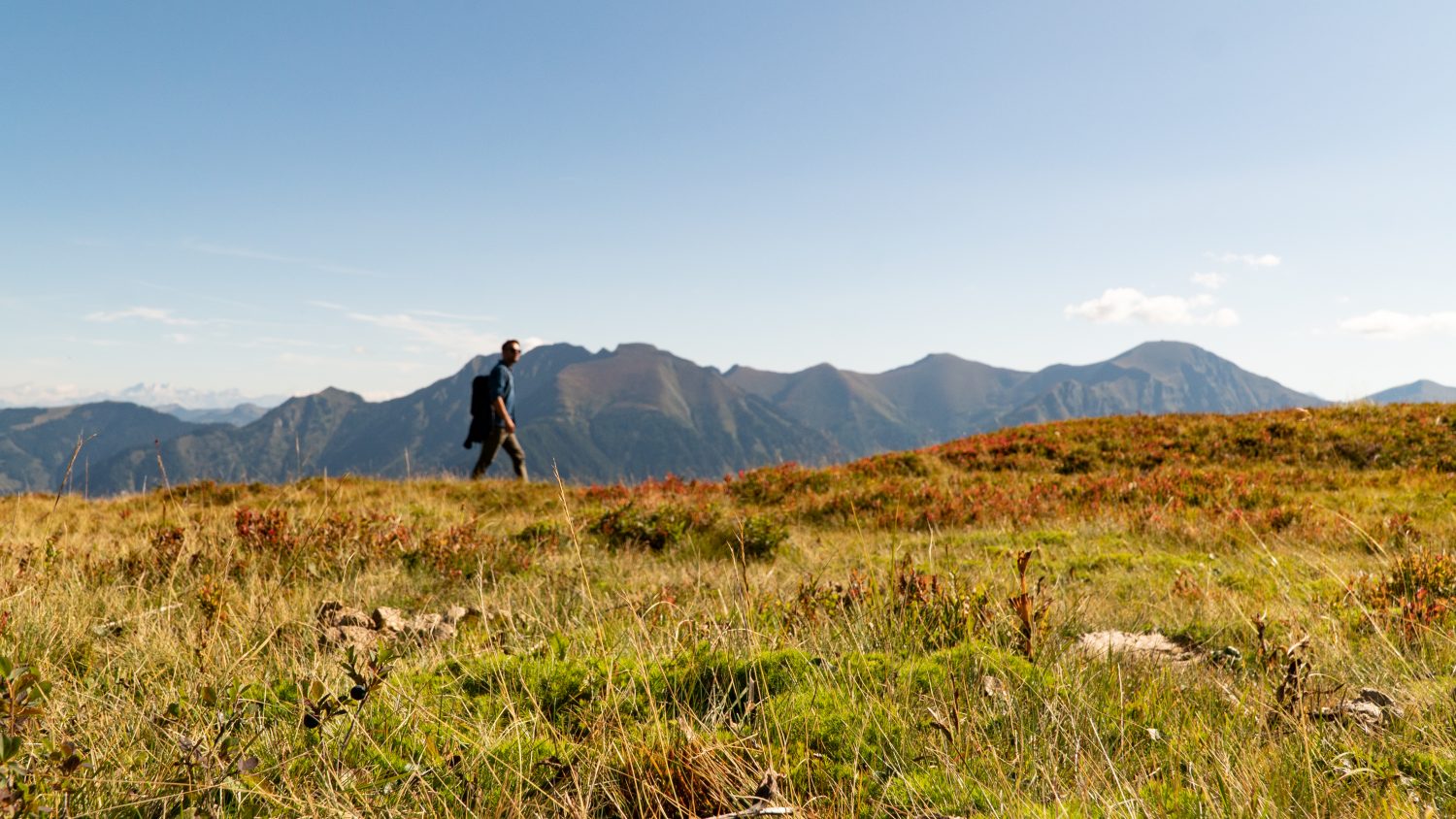Wanderer vor herrlichem Bergpanorama am Gastein Trail