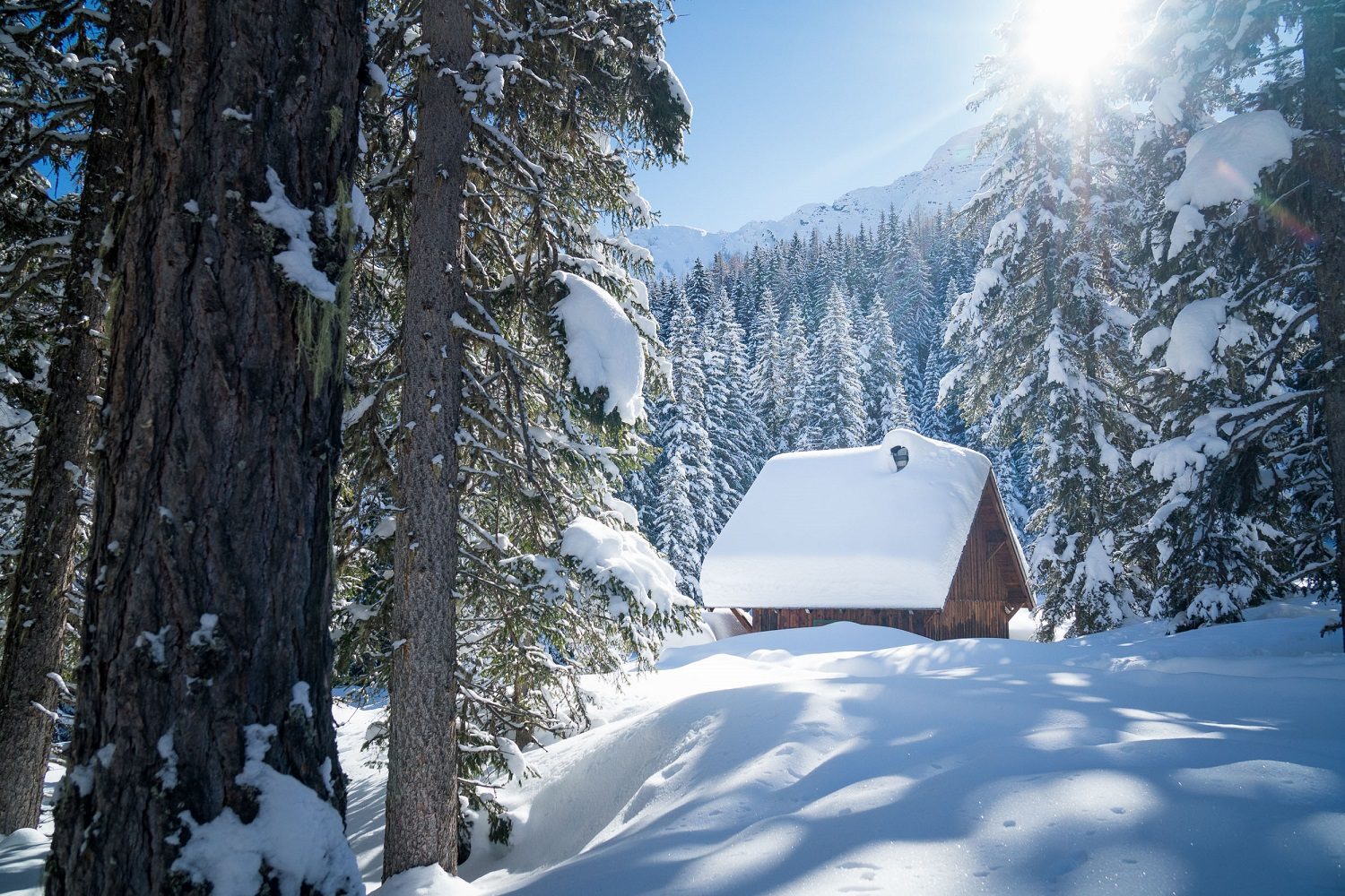 Winterwunderland in Gastein mit Blick auf verschneite Hütte und Sonnenlicht