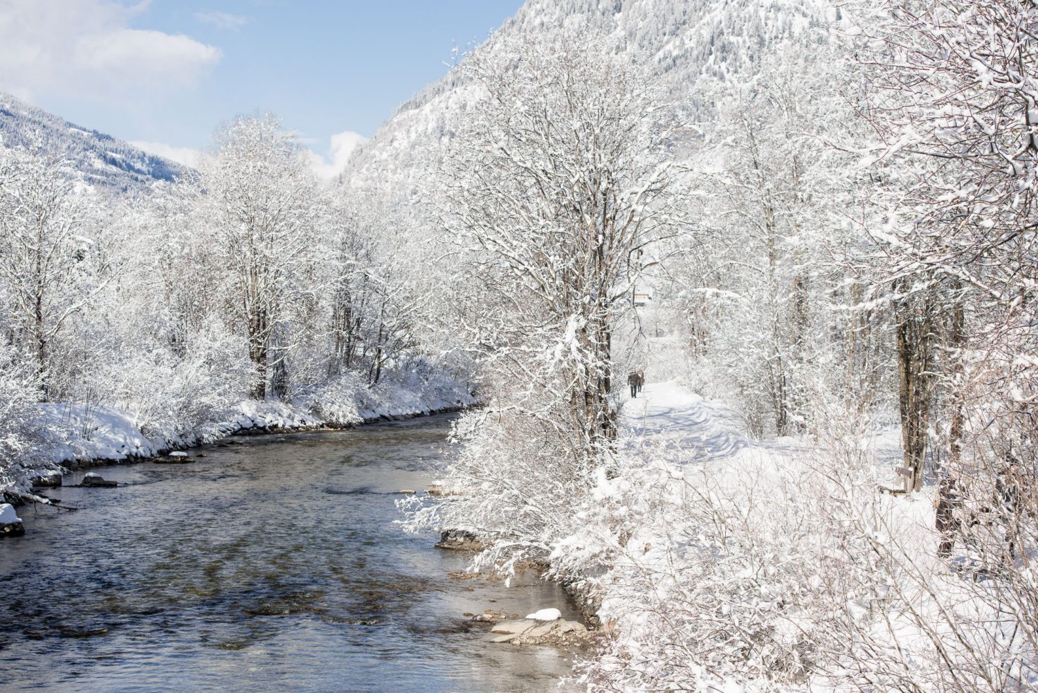Zauberhafte, verschneite Winterlandschaft mit einem Winterwanderweg in Gastein, Österreich