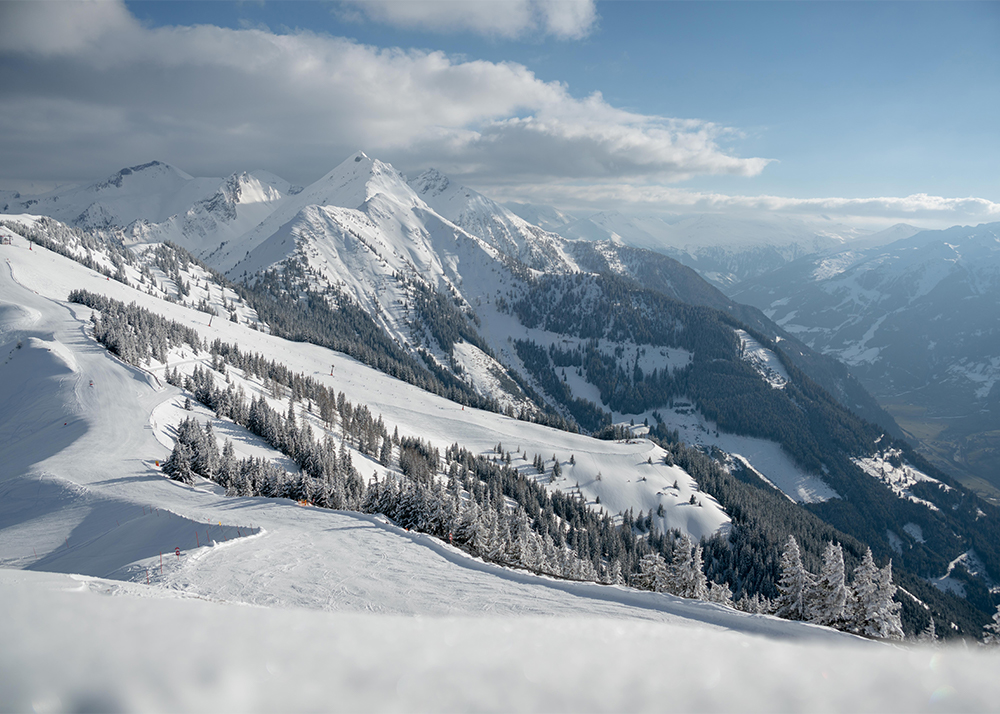 Blick auf die Pisten und verschneiten Berge in Dorfgastein, Österreich.