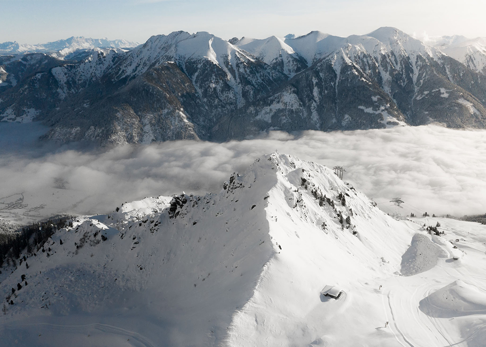 Ausblick beim Winterwandern im Gasteinertal auf die verschneiten Berge