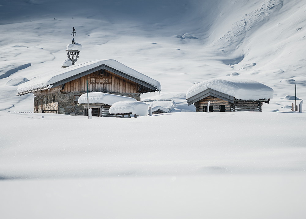 Winterwandern in Sportgastein. Verschneite Hütten inmitten der Natur