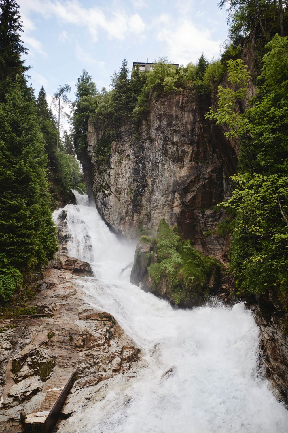 Wasserfall in Gastein mitten durch das Zentrum von Bad Gastein