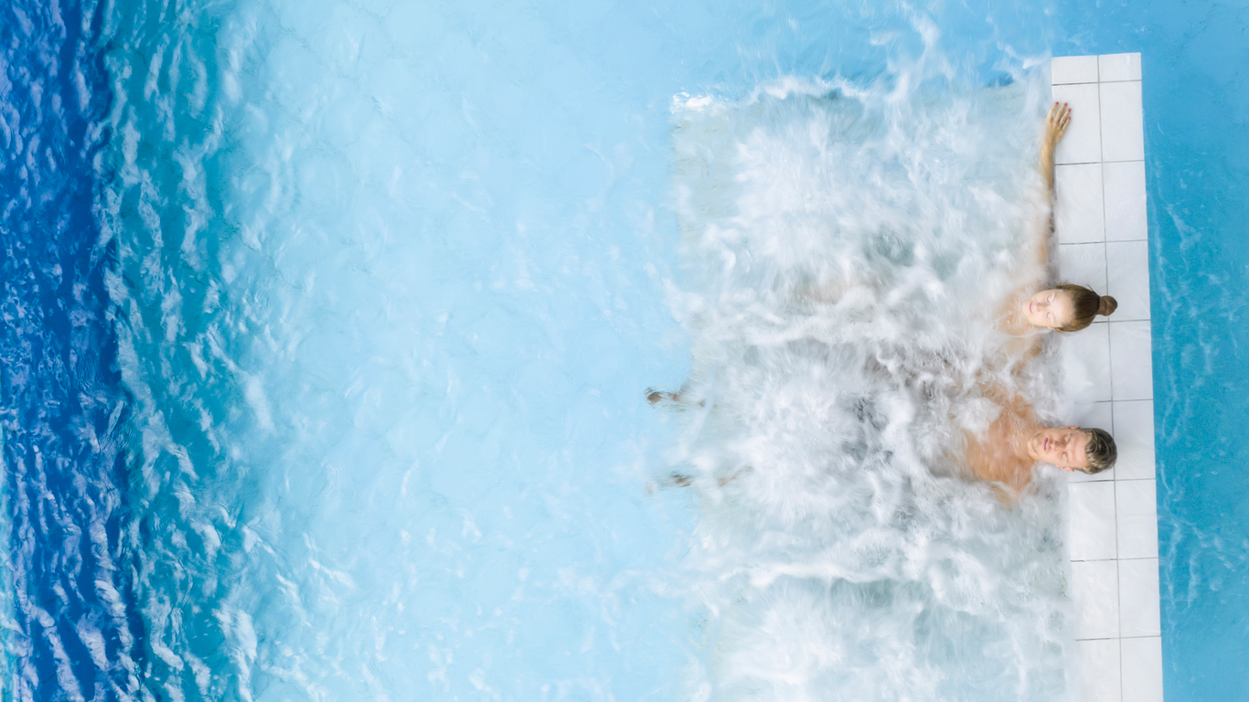 Entspannung im Wasser in einer der Thermen im Gasteinertal. Zwei Personen genießen das Wasser