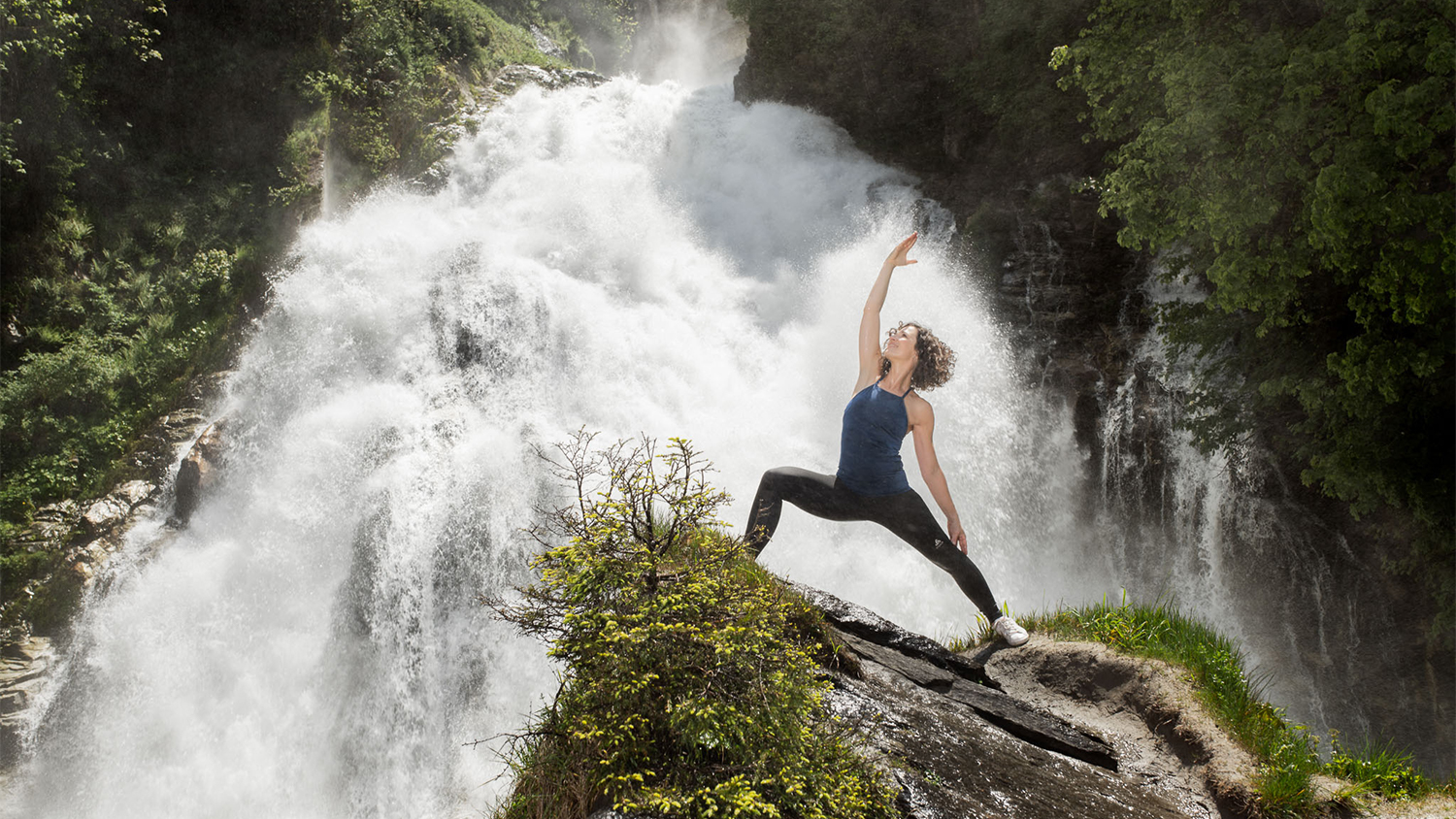 Yogafrühling in Gastein, Yogaübungen in der Natur mit Blick auf den Wasserfall im Gasteinertal
