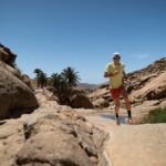 Trailrunner Palmen im Hintergrund