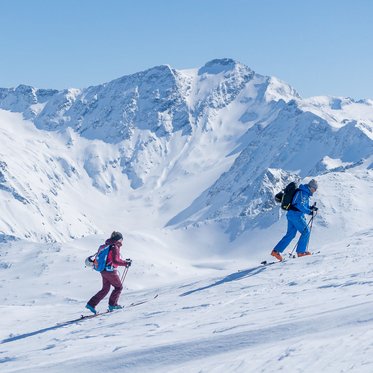 Tourengeher auf dem Weg zum Gipfel