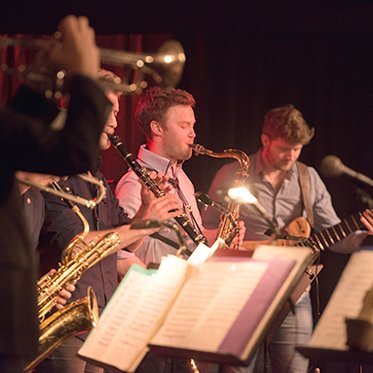 Jazz Band Blas- und Zupfinstrumenten beim Jammen mit im Sägewerk