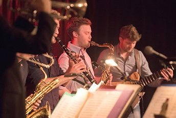 Jazz Band Blas- und Zupfinstrumenten beim Jammen mit im Sägewerk