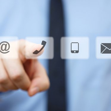 Mann zeigt mit Finger auf Smartphone Icons