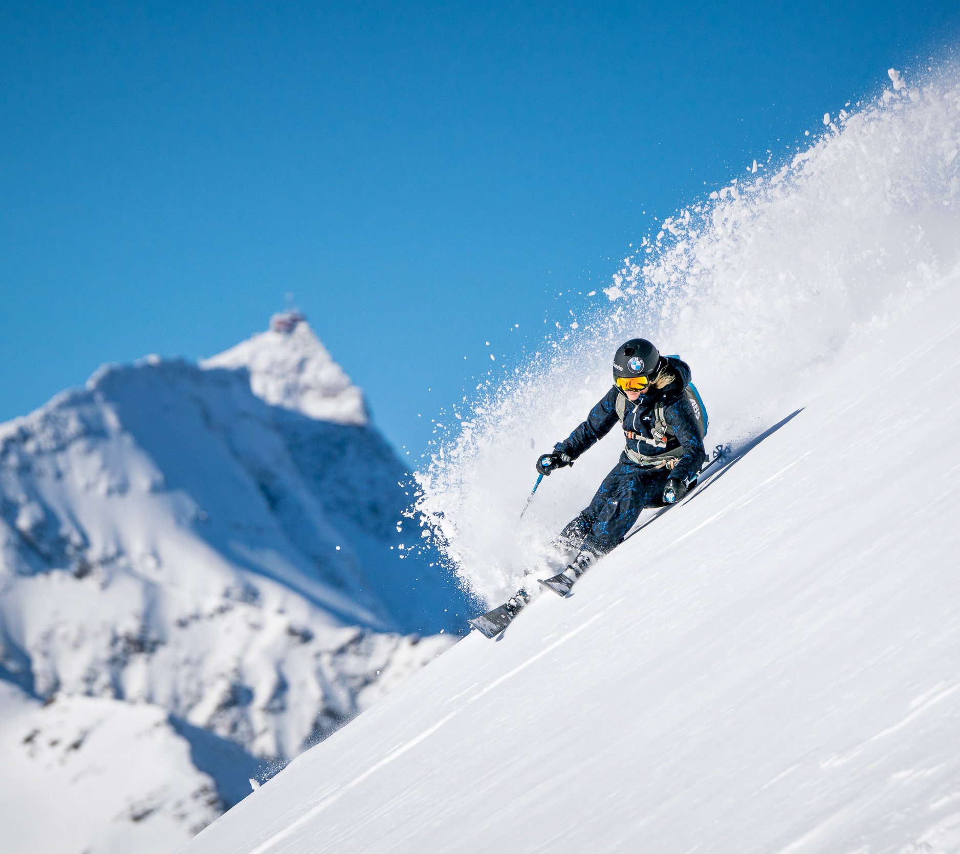 Freerider bei Abfahrt im Tiefschnee