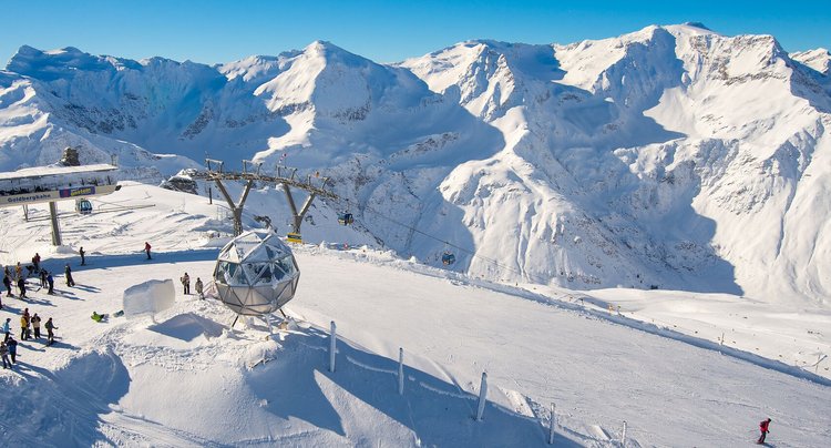 Die begehbare Kuppel an der Bergstation in Sportgastein beeindruckt nicht nur Skifahrer im Winter.
