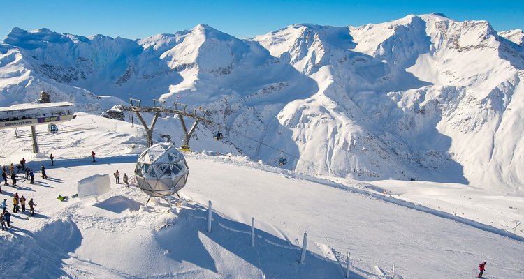 Die begehbare Kuppel an der Bergstation in Sportgastein beeindruckt nicht nur Skifahrer im Winter.