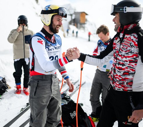 Rennläufer geben sich freundschaftlich die Hand für gutes Glück vor dem Start bei "die Nord 2026"