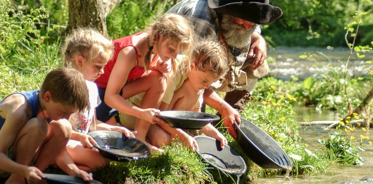 Kinder beim Goldwaschen in Gastein