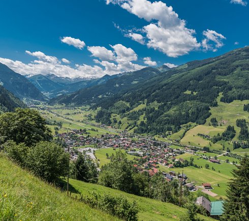 Blick auf den Ort Dorfgastein im Sommer